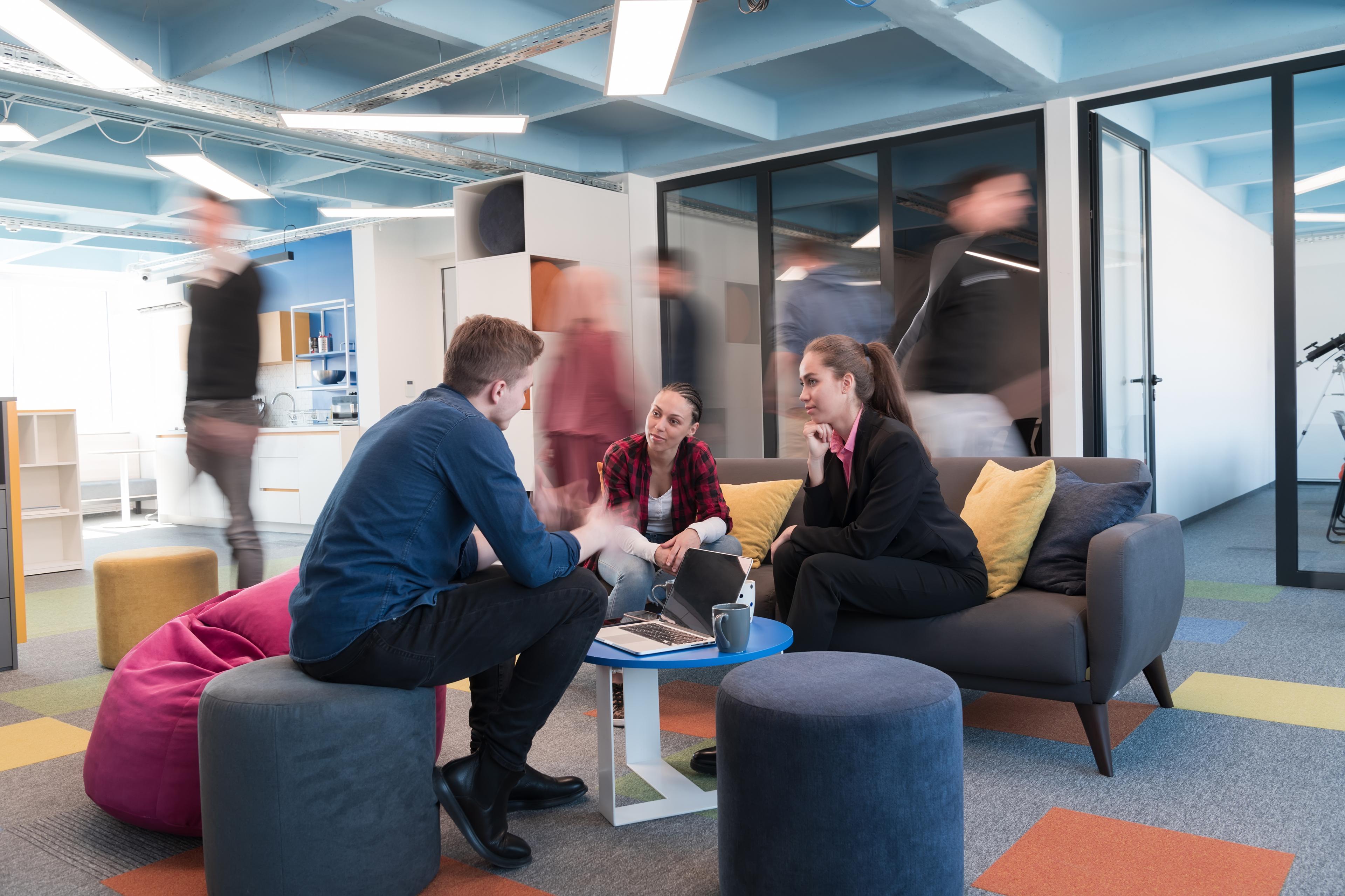 Payer moins de m², offrir plus aux équipes : la promesse du flex office